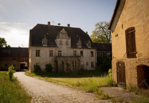 Gutshaus Vorderansicht, rechts das Brauhaus