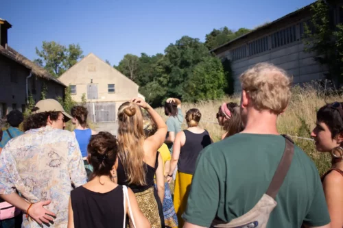 Sommerfest 2024: Führung übers Gelände, hier bei den DDR-Stallungen