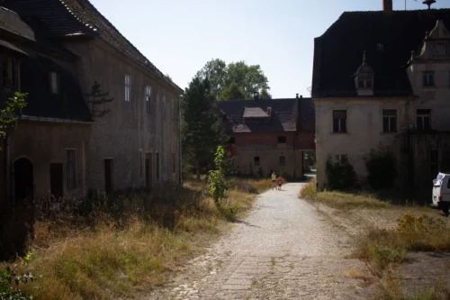 Blick vom Brauhaus. Links das Verwaltergebäude, rechts das Gutshaus, hinten der durchgang durchs lange Torhaus raus auf die Dorfstraße.