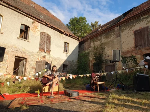 Hoffest 2025: Bühne vor dem Verwalterhaus.