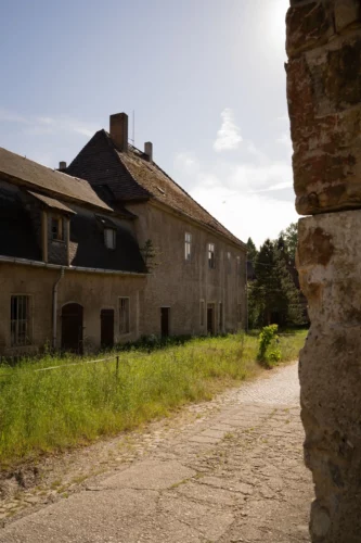 Verwaltergebäude und kleine Pferdeställe