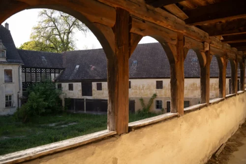 Blick vom Brauhaus zu den Stallungen am Gutshaus