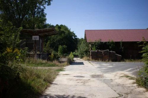Tankstelle und Unterstand