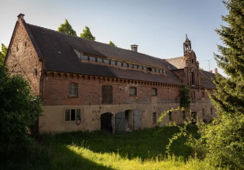 langes Torhaus mit kleinem Glockenturm