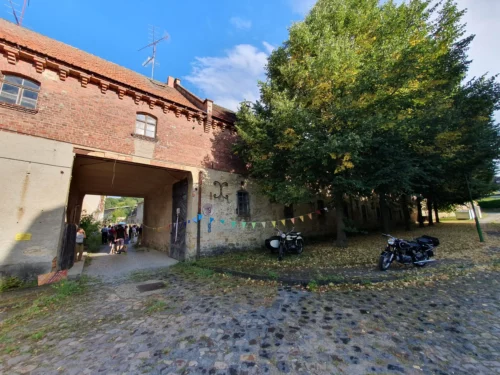 Blick von der Dorfstraße durch das lange Torhaus