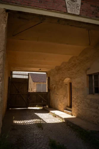 Einfahrt durchs lange Torhaus